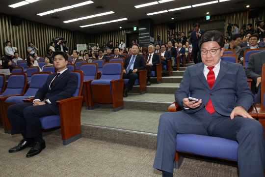 김용태 국민의힘 비상대책위원장과 원내대표직 사퇴를 선언한 국민의힘 권성동 원내대표가 9일 국회에서 열린 의원총회에 참석해 있다. [연합뉴스]